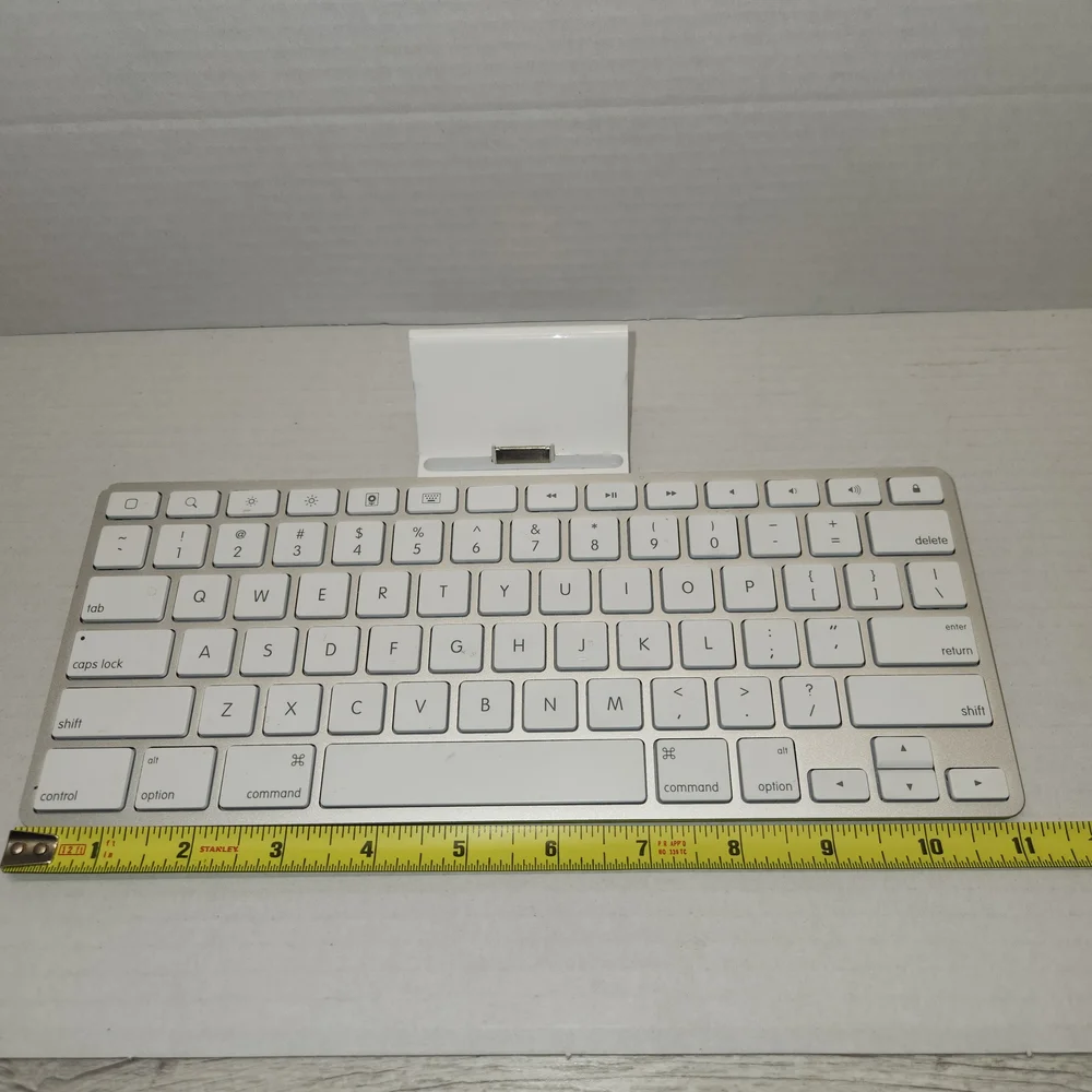 Apple iPad Keyboard Dock A1359 White C1